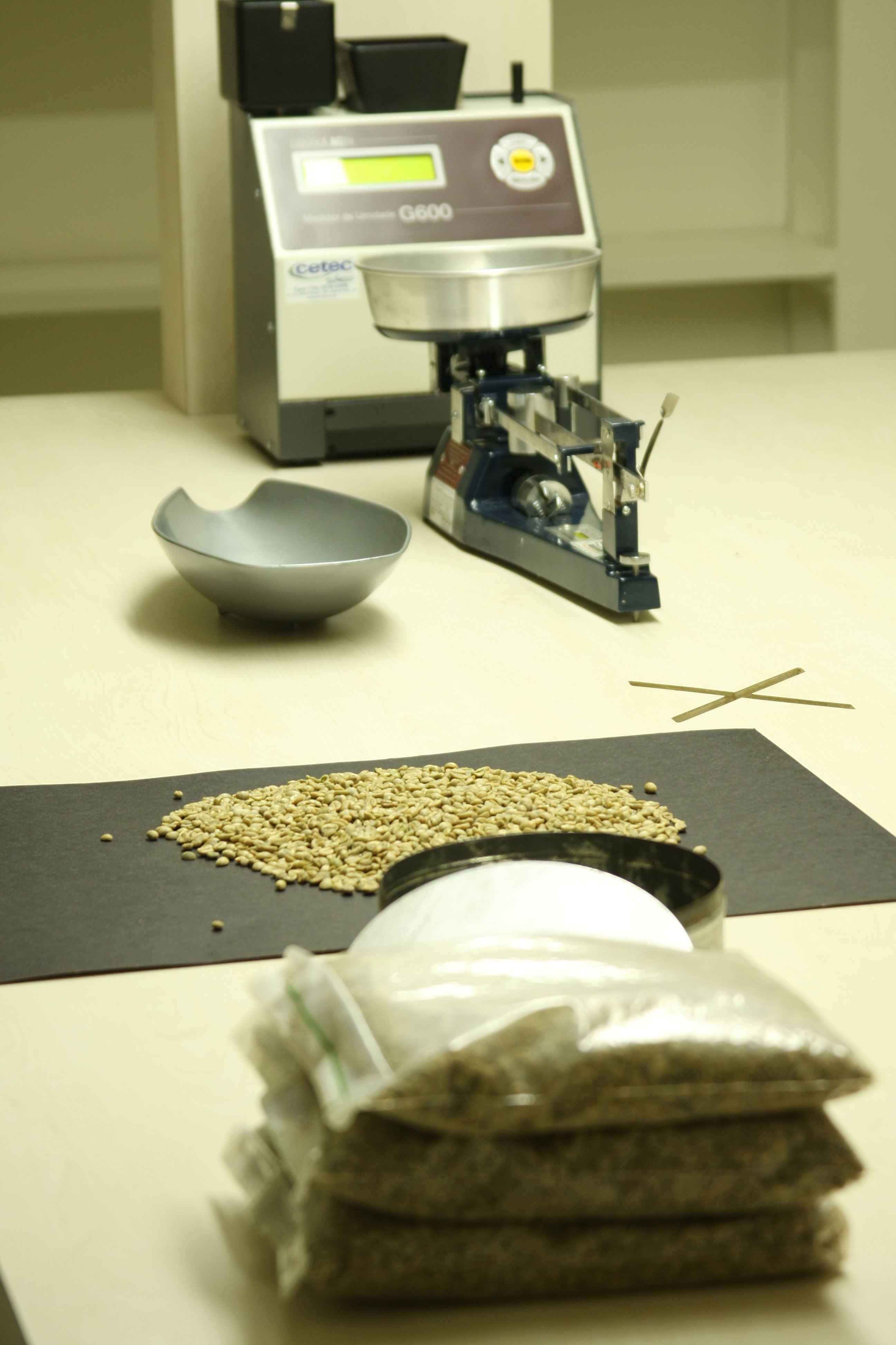 Equipamento de análise de umidade e amostras de café verde
